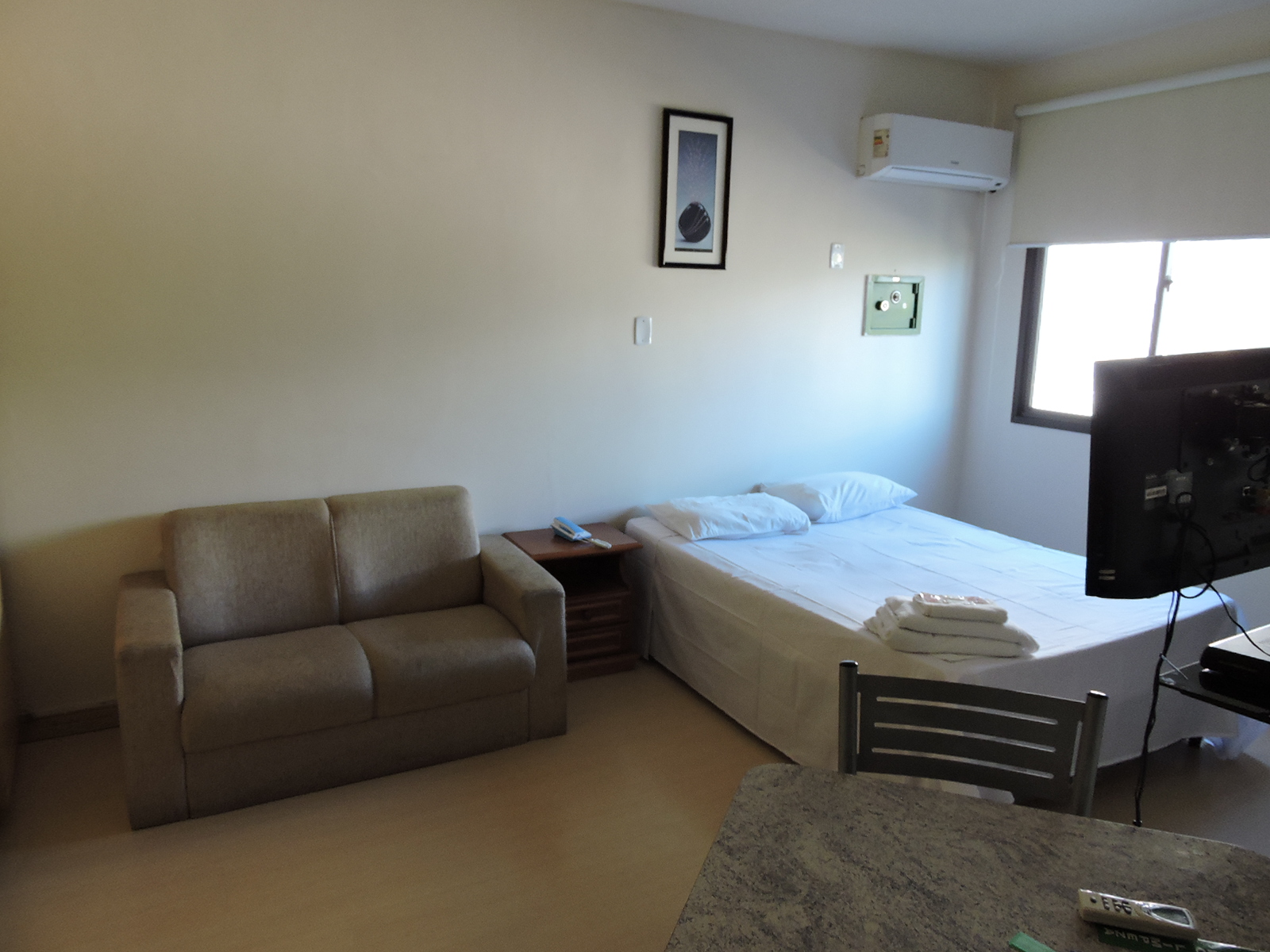 Sala e quarto do apartamento mobiliado